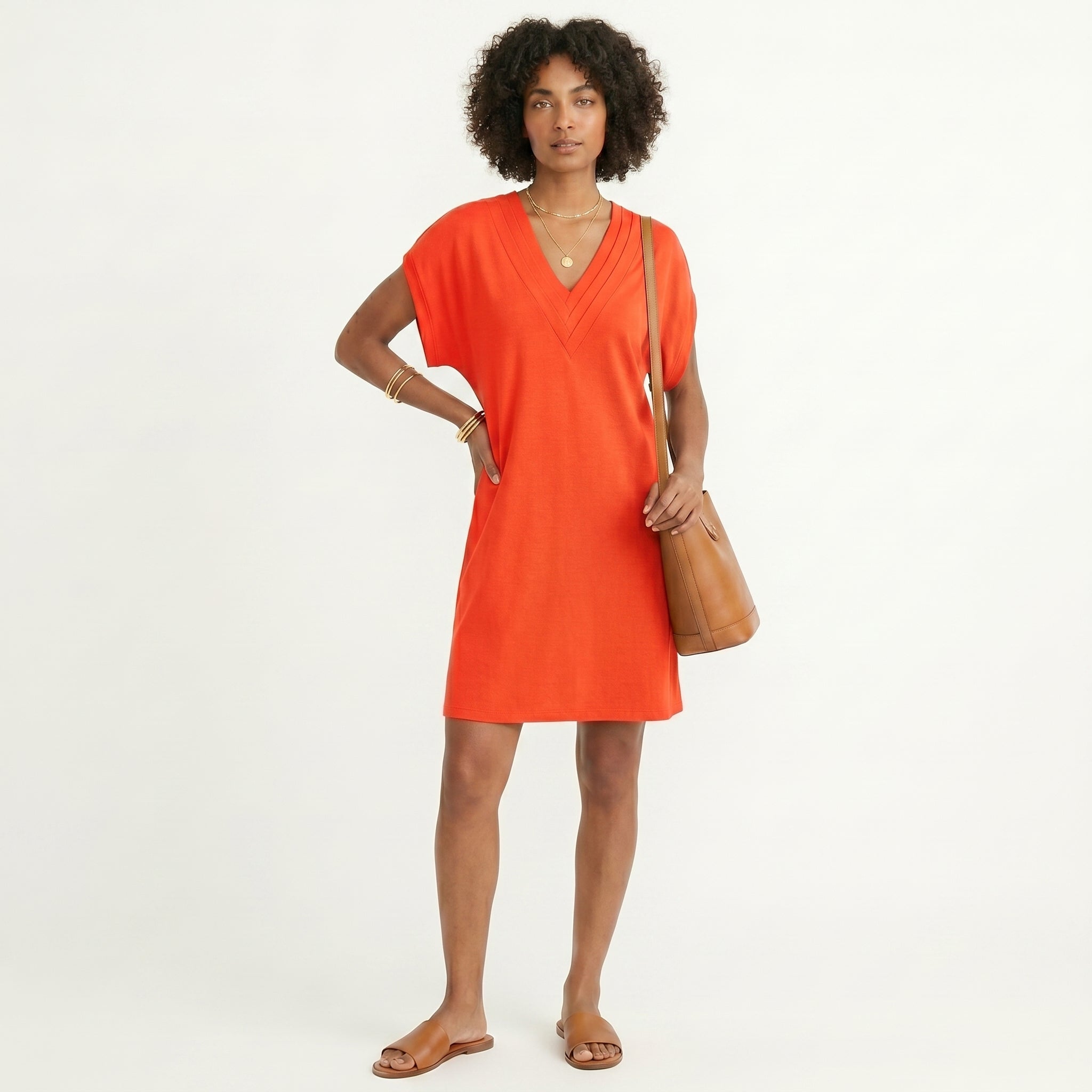 Camila - Vestido Curto Fluído com Decote em V Trabalhado